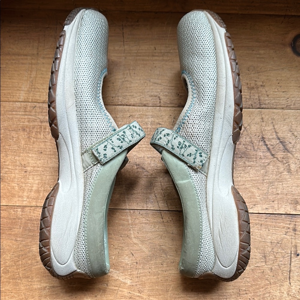 Merrell Green Mary Jane casual Shoes with Floral Strap - Picture 8 of 10